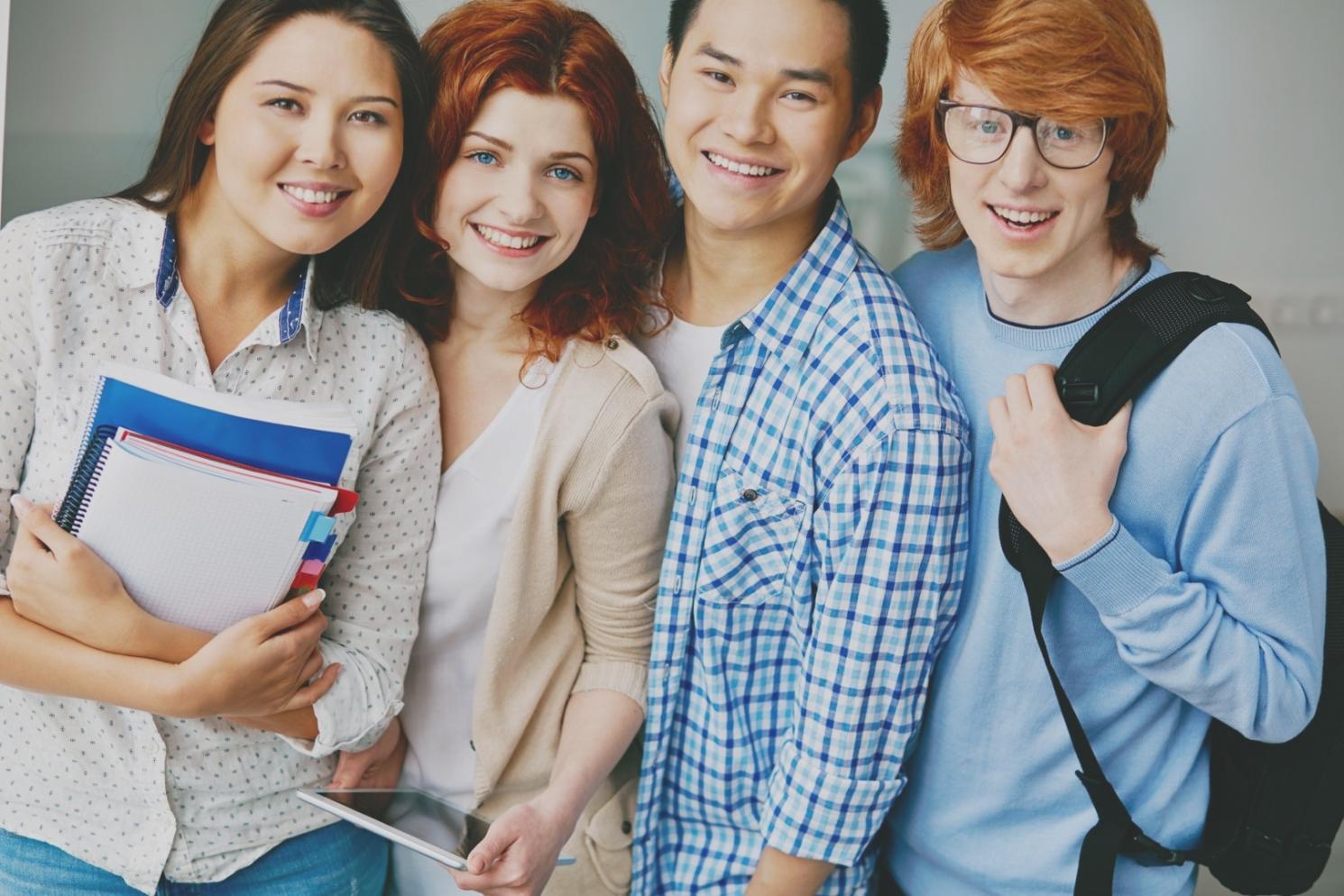 Творча атмосфера літературної студії з книгами та нотатками