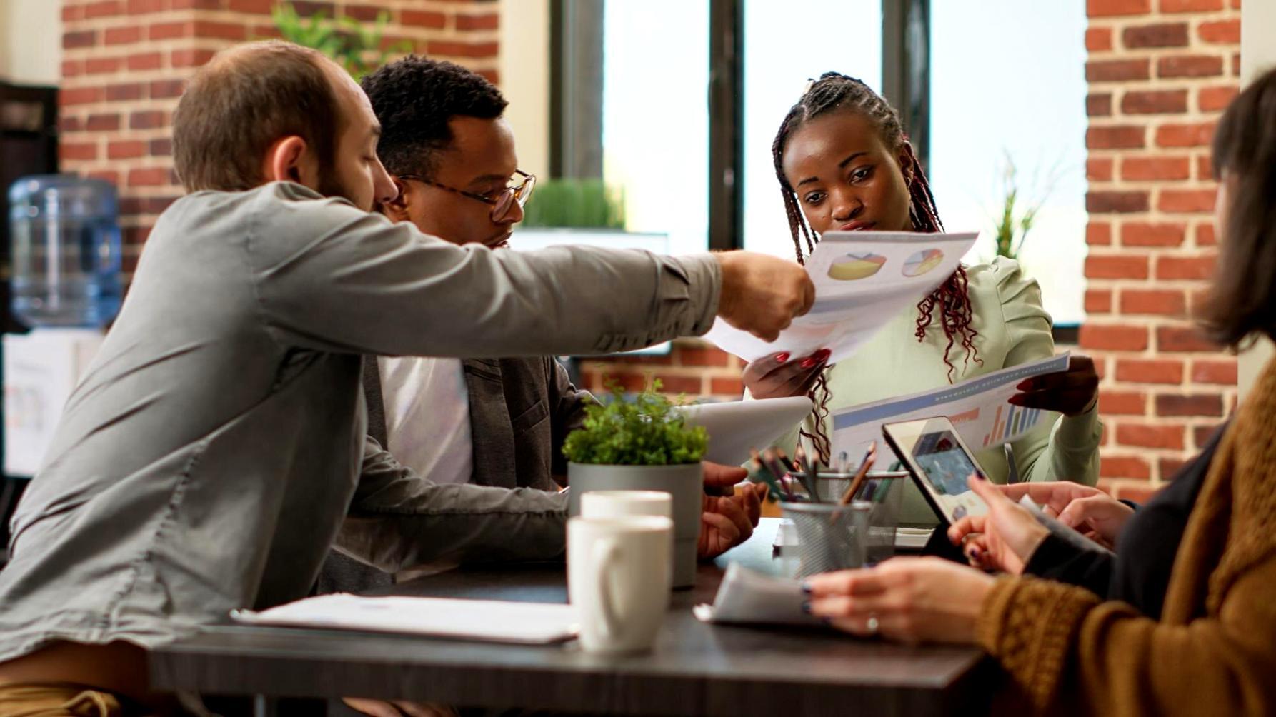 Творча робоча атмосфера з письменницькими матеріалами та нотатками